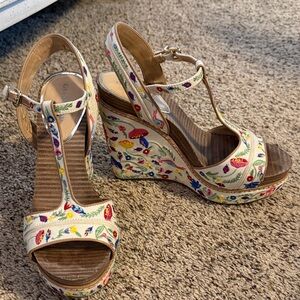 Gianni Bini Cream Embroidered Floral T-Strap Wedge Sandals